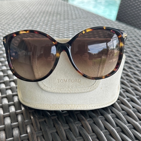 Tom Ford Alicia TF275 Brown Tortoise Sunglasses - joarbit.com display picture 2